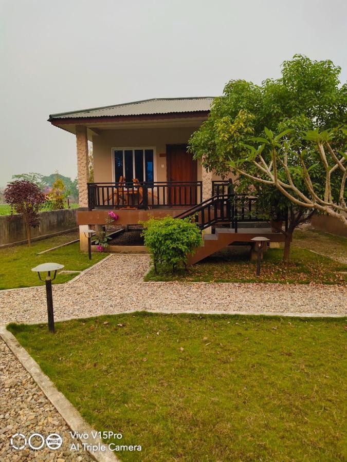 Hotel Hornbill Sauraha Bagian luar foto