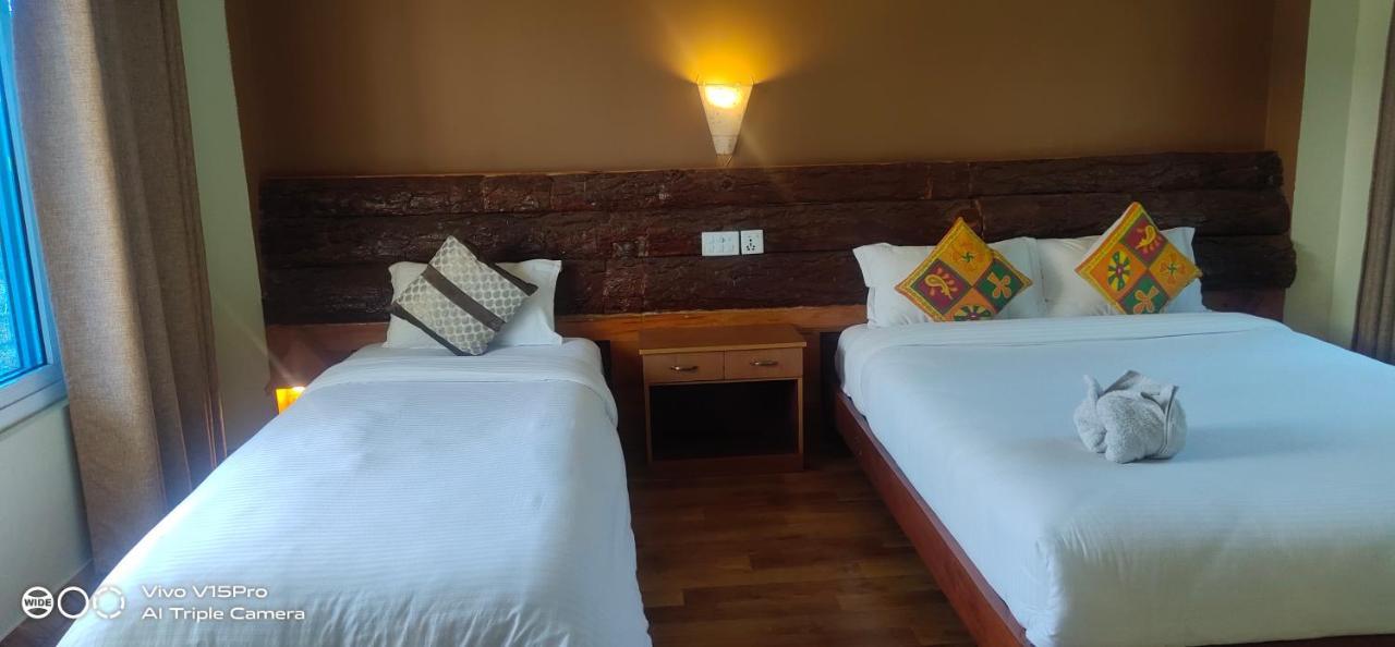 Hotel Hornbill Sauraha Bagian luar foto