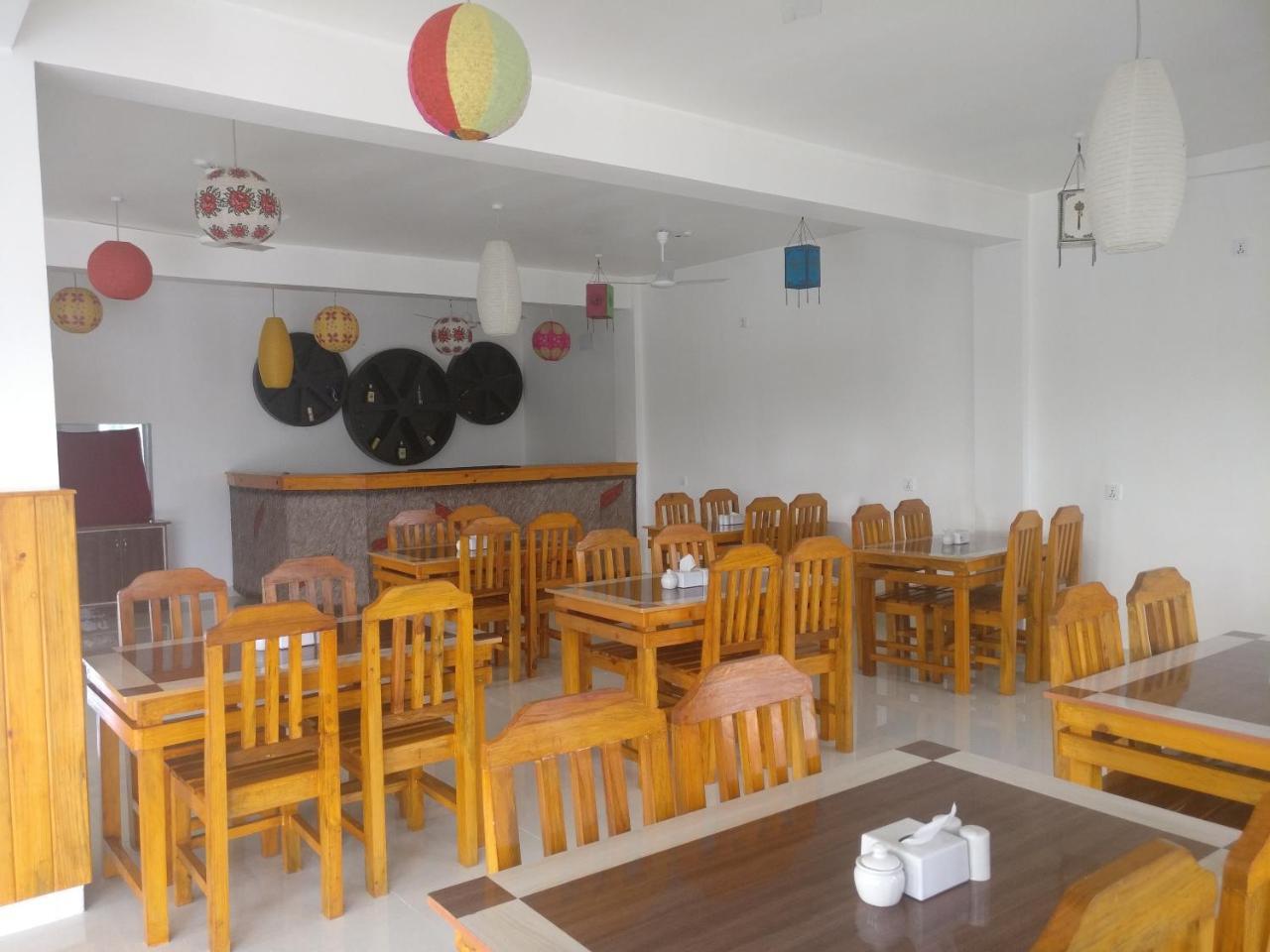 Hotel Hornbill Sauraha Bagian luar foto