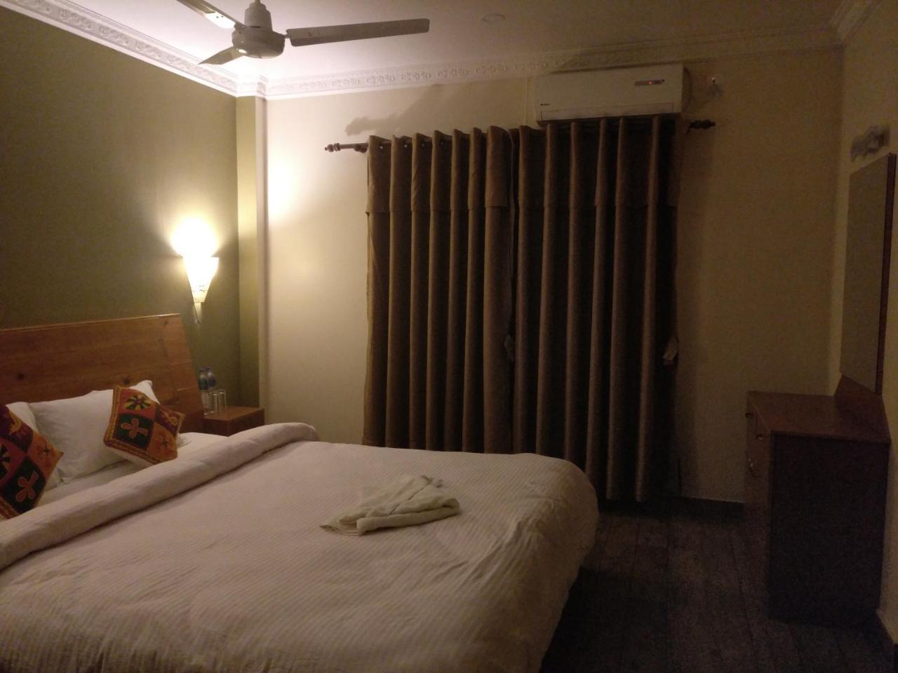 Hotel Hornbill Sauraha Bagian luar foto