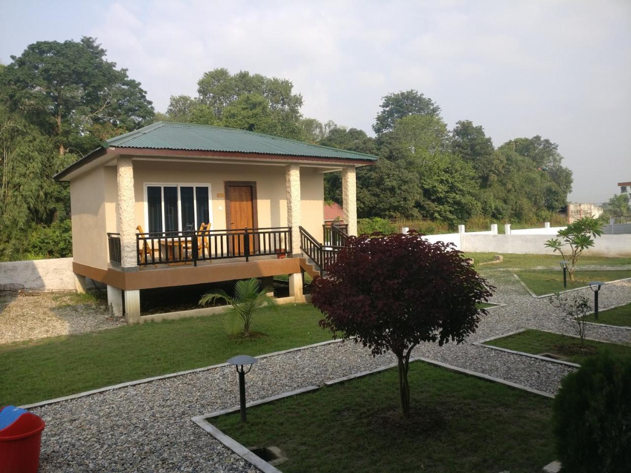 Hotel Hornbill Sauraha Bagian luar foto