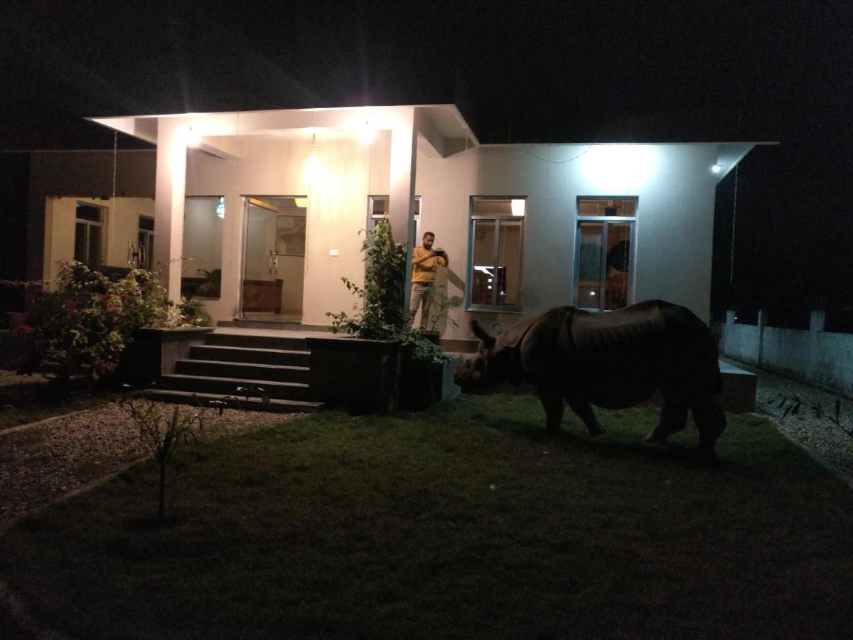 Hotel Hornbill Sauraha Bagian luar foto